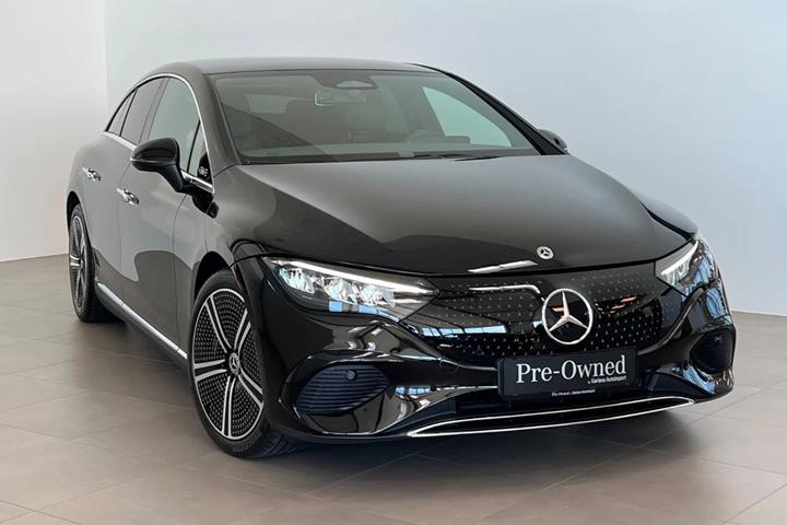 Sort Mercedes EQE300 fra 2023