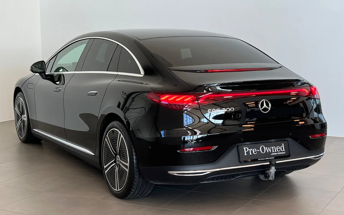 Sort Mercedes EQE300 fra 2023