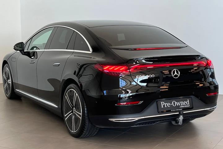Sort Mercedes EQE300 fra 2023