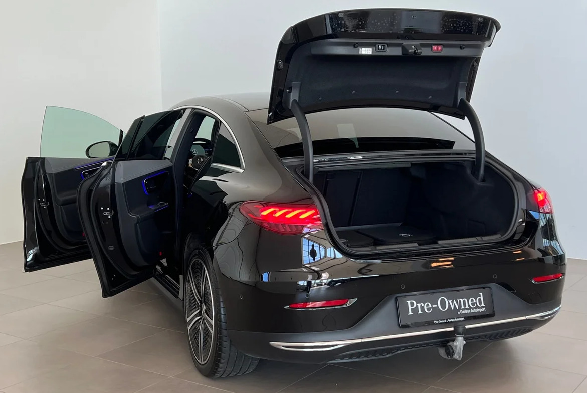 Sort Mercedes EQE300 fra 2023