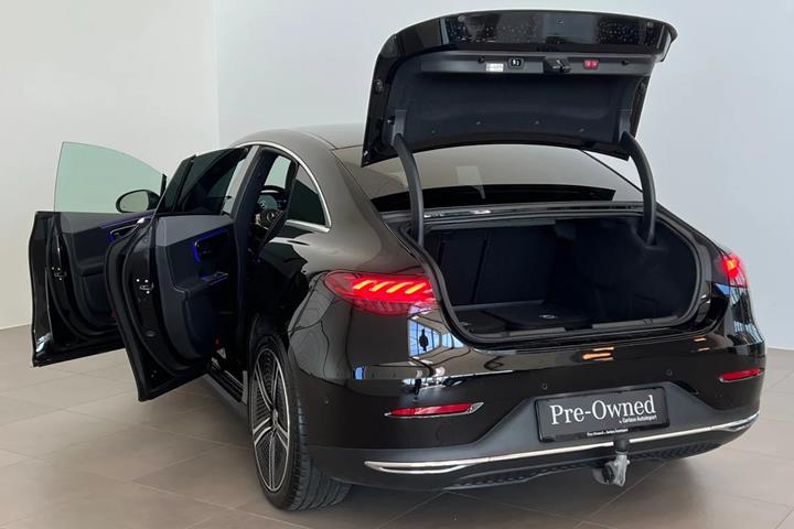 Sort Mercedes EQE300 fra 2023