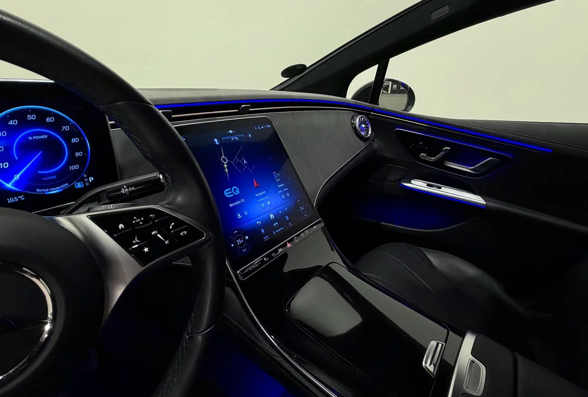 Sort Mercedes EQE300 fra 2023
