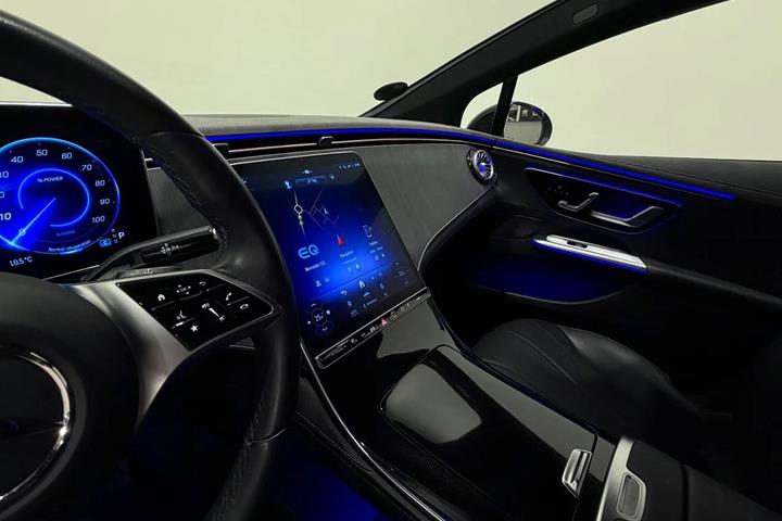 Sort Mercedes EQE300 fra 2023