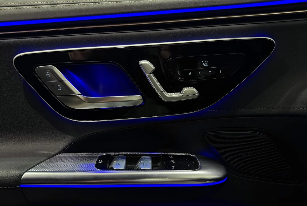 Sort Mercedes EQE300 fra 2023