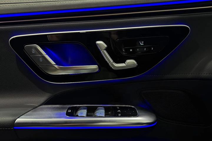Sort Mercedes EQE300 fra 2023