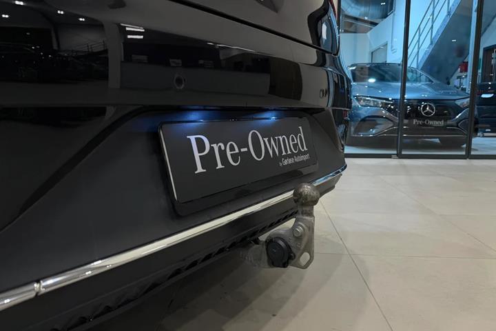 Sort Mercedes EQE300 fra 2023