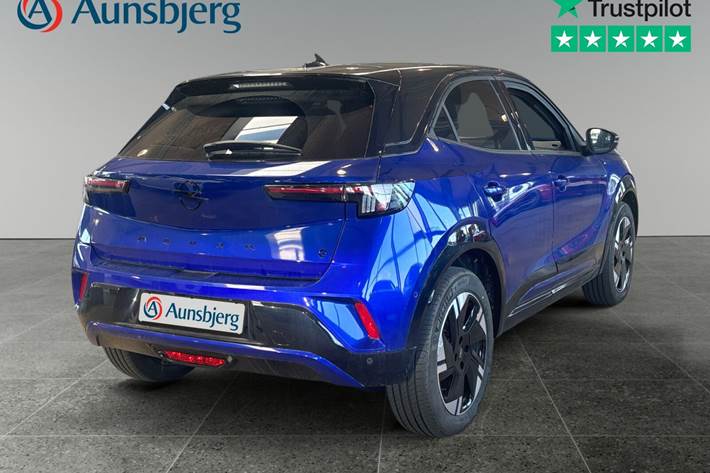 Blå Opel Mokka-e fra 2025