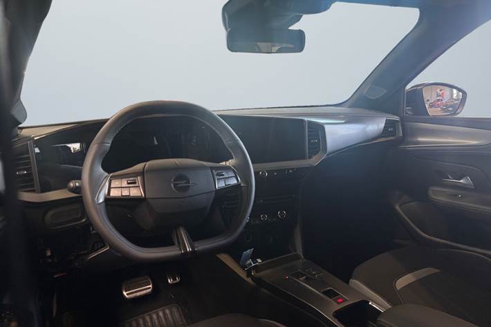 Blå Opel Mokka-e fra 2025