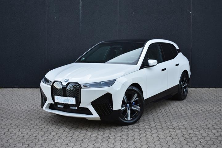 Hvid BMW iX fra 2021 set udefra