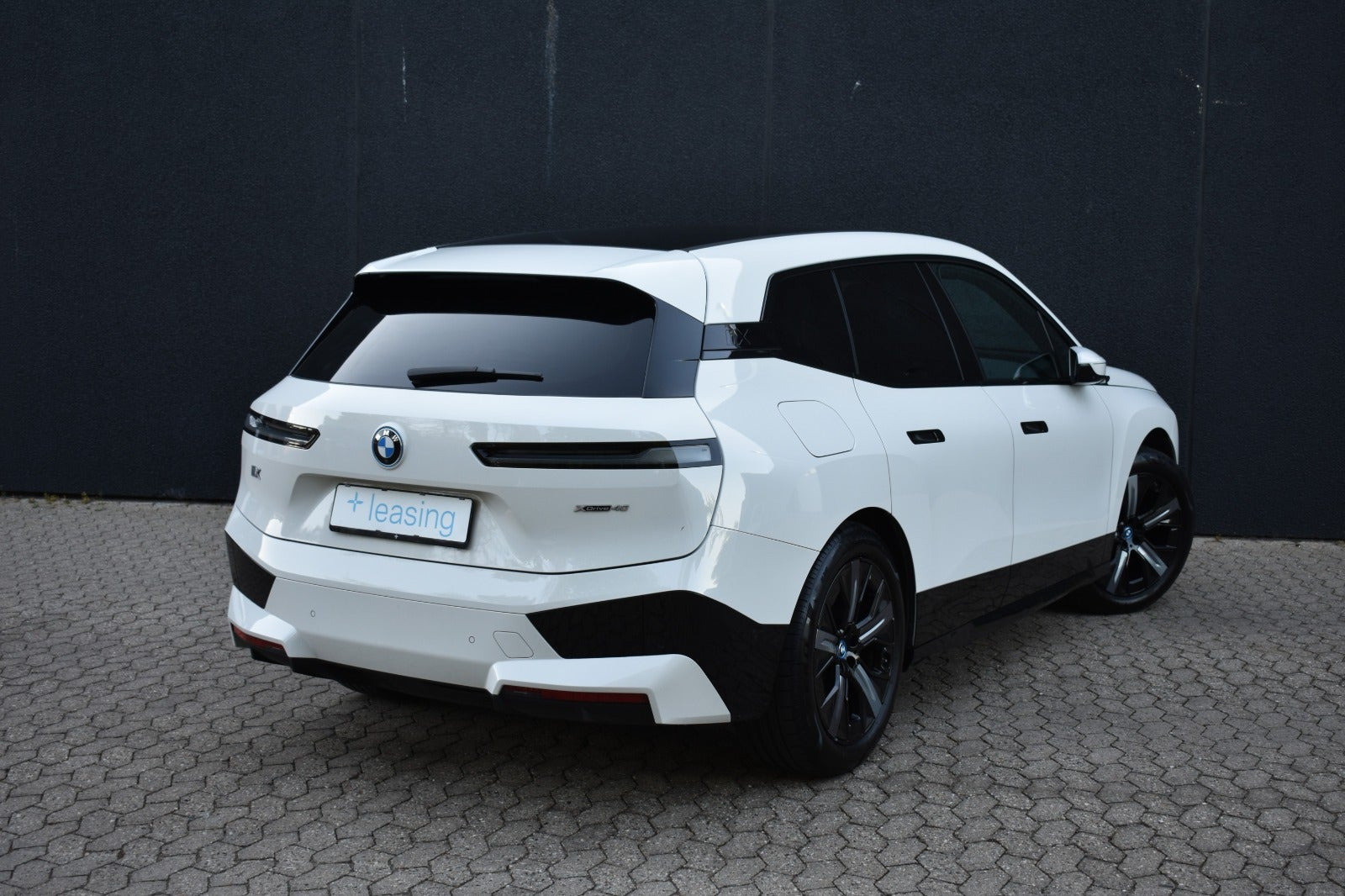 Hvid BMW iX fra 2021