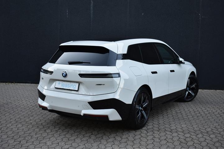 Hvid BMW iX fra 2021