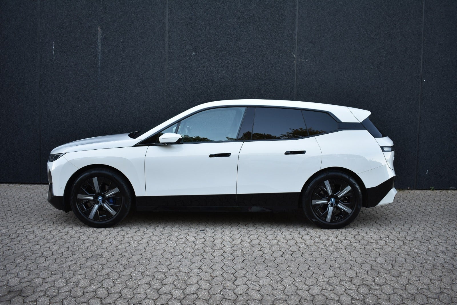 Hvid BMW iX fra 2021