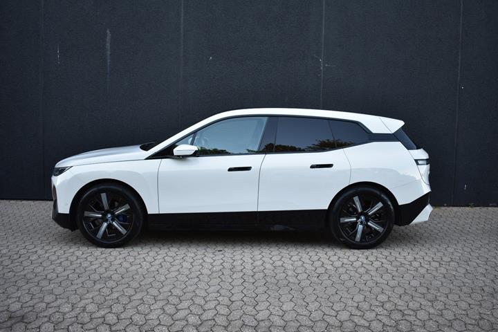 Hvid BMW iX fra 2021