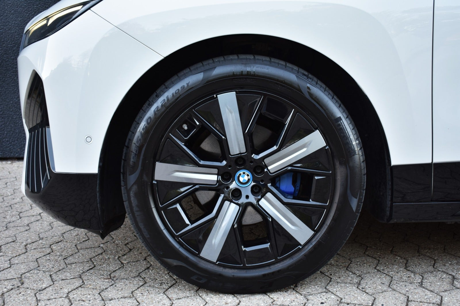 Hvid BMW iX fra 2021