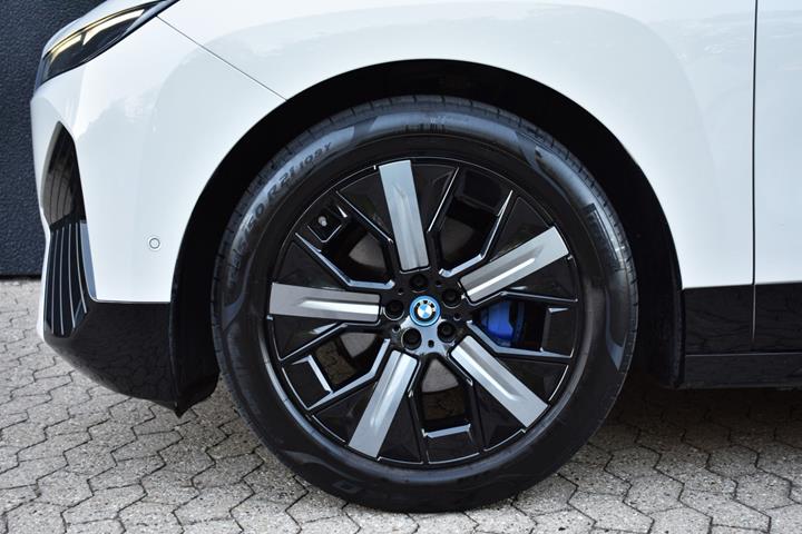 Hvid BMW iX fra 2021