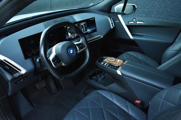 Hvid BMW iX fra 2021