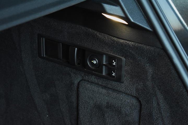 Hvid BMW iX fra 2021