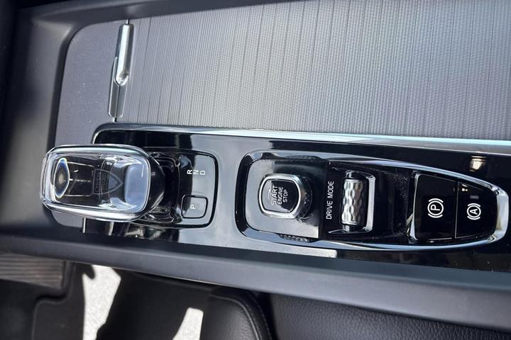 Grå Volvo XC60 fra 2021
