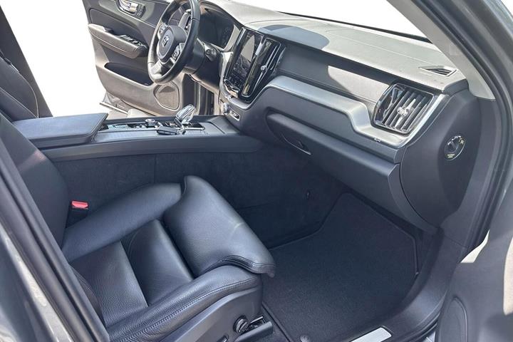 Grå Volvo XC60 fra 2021