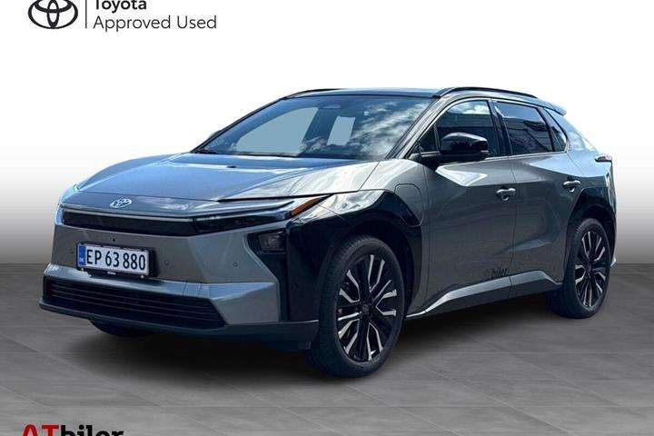 Sølv Toyota BZ4X fra 2026 set udefra