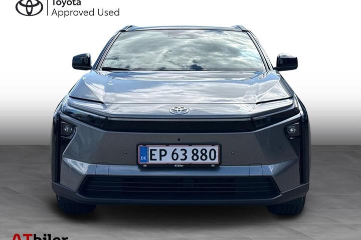 Sølv Toyota BZ4X fra 2026