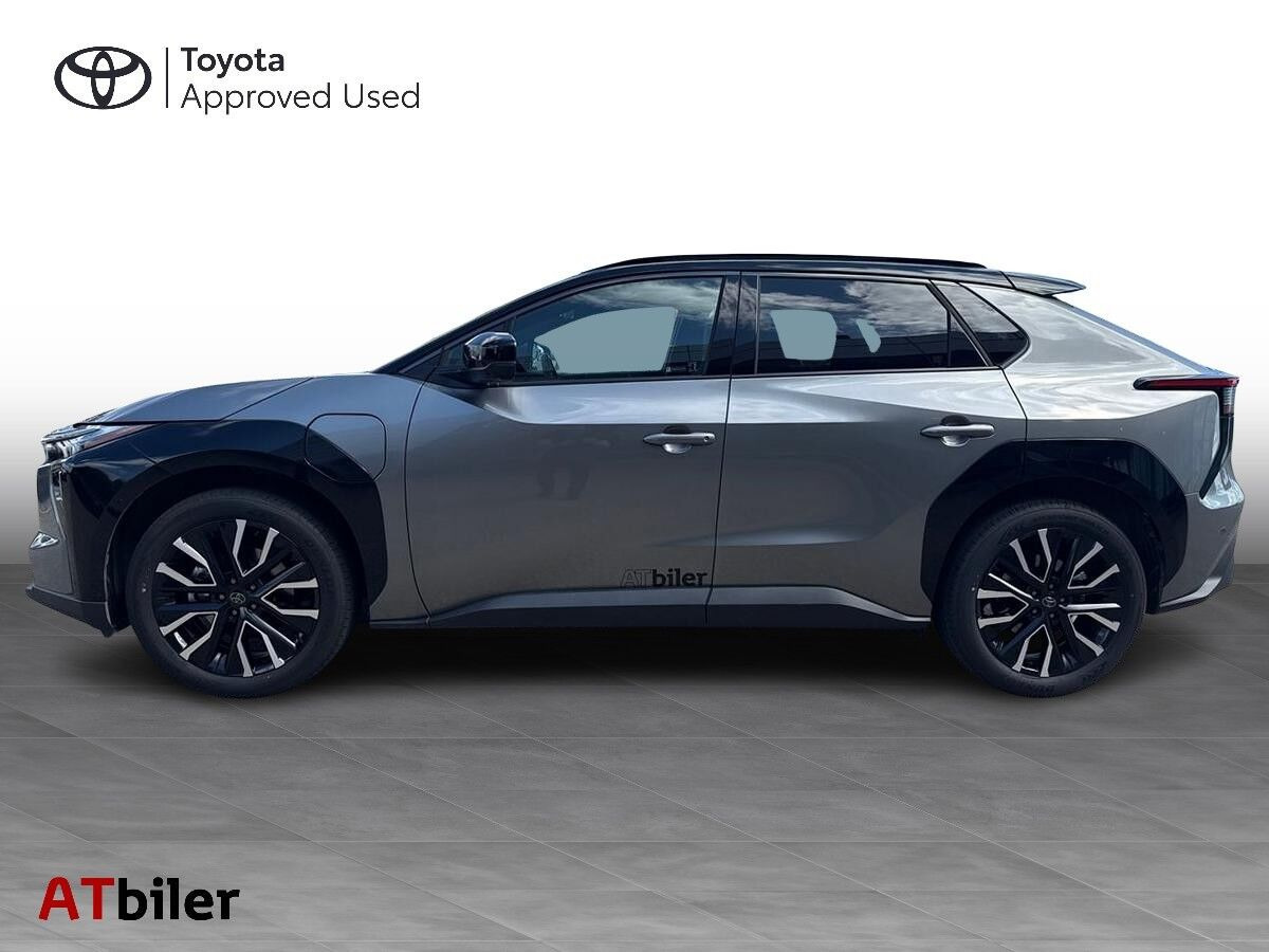 Sølv Toyota BZ4X fra 2026