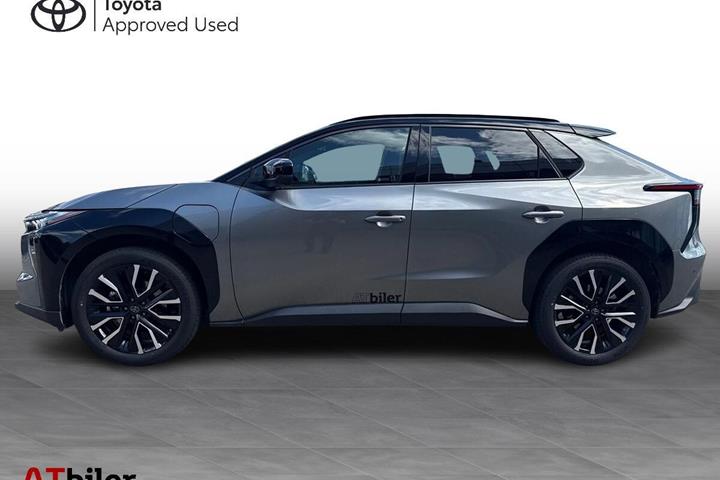 Sølv Toyota BZ4X fra 2026