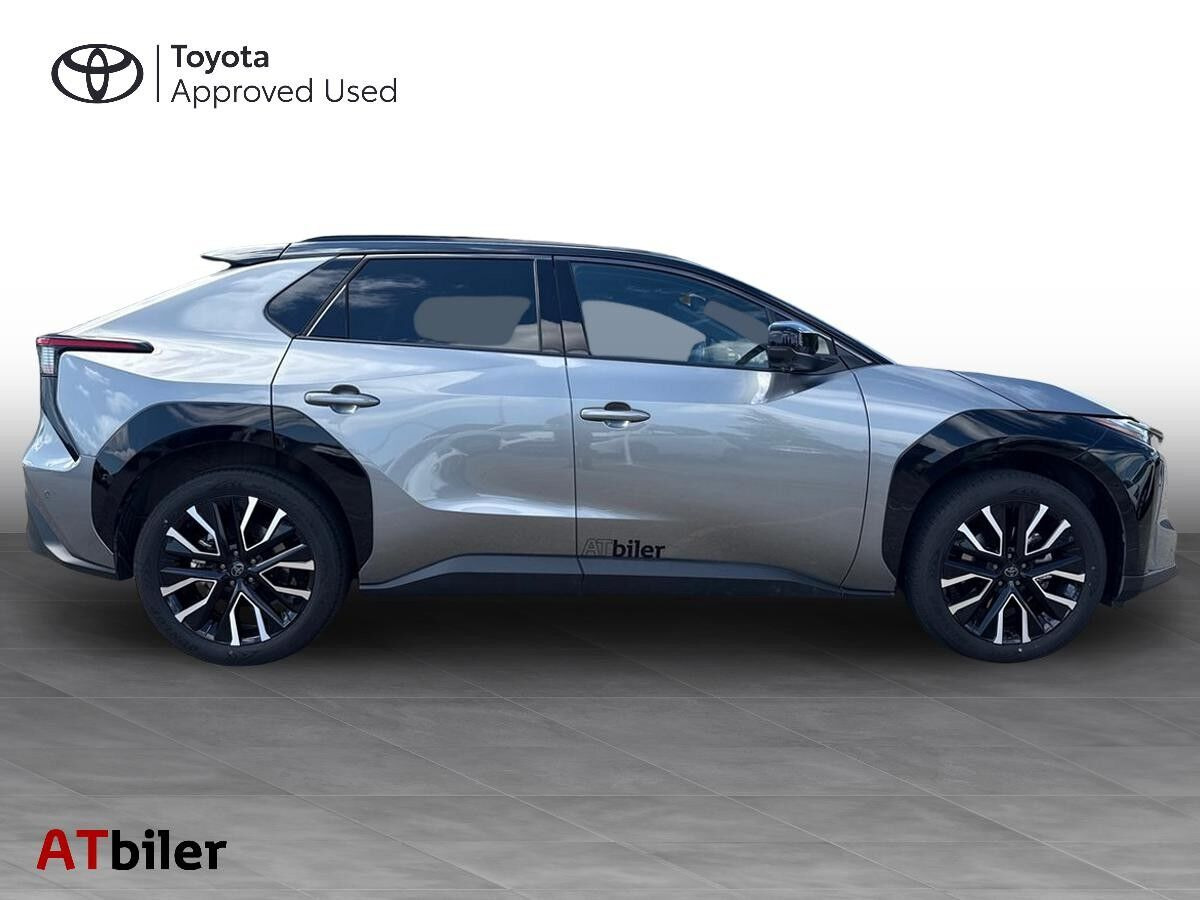 Sølv Toyota BZ4X fra 2026