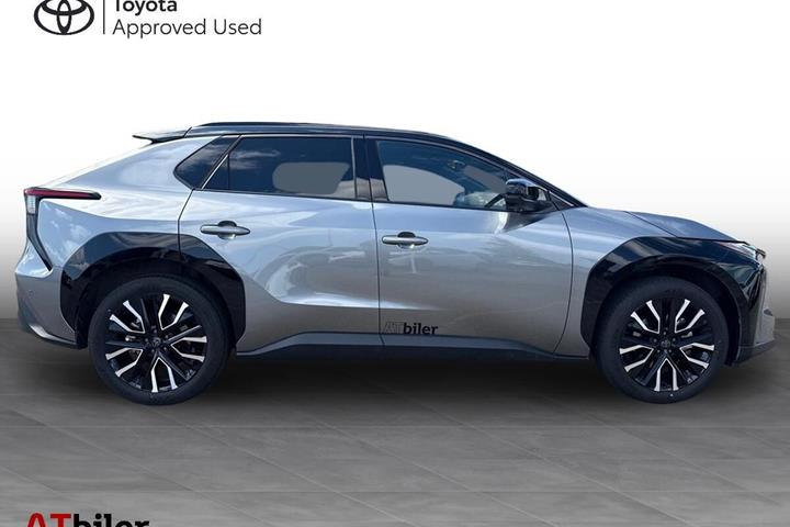 Sølv Toyota BZ4X fra 2026