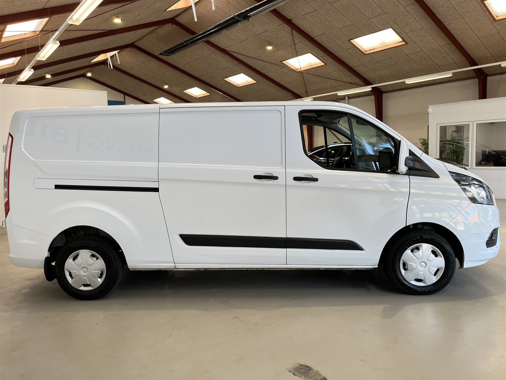 Hvid Ford Transit Custom fra 2023