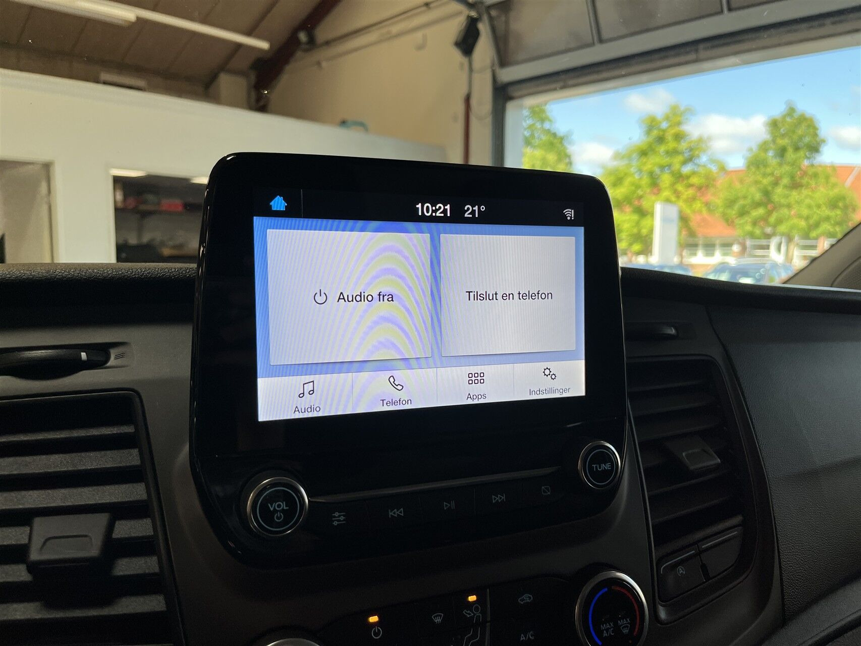 Hvid Ford Transit Custom fra 2023