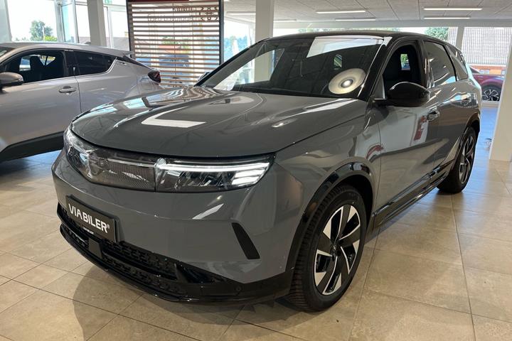 Grå Opel Grandland fra 2026 set udefra