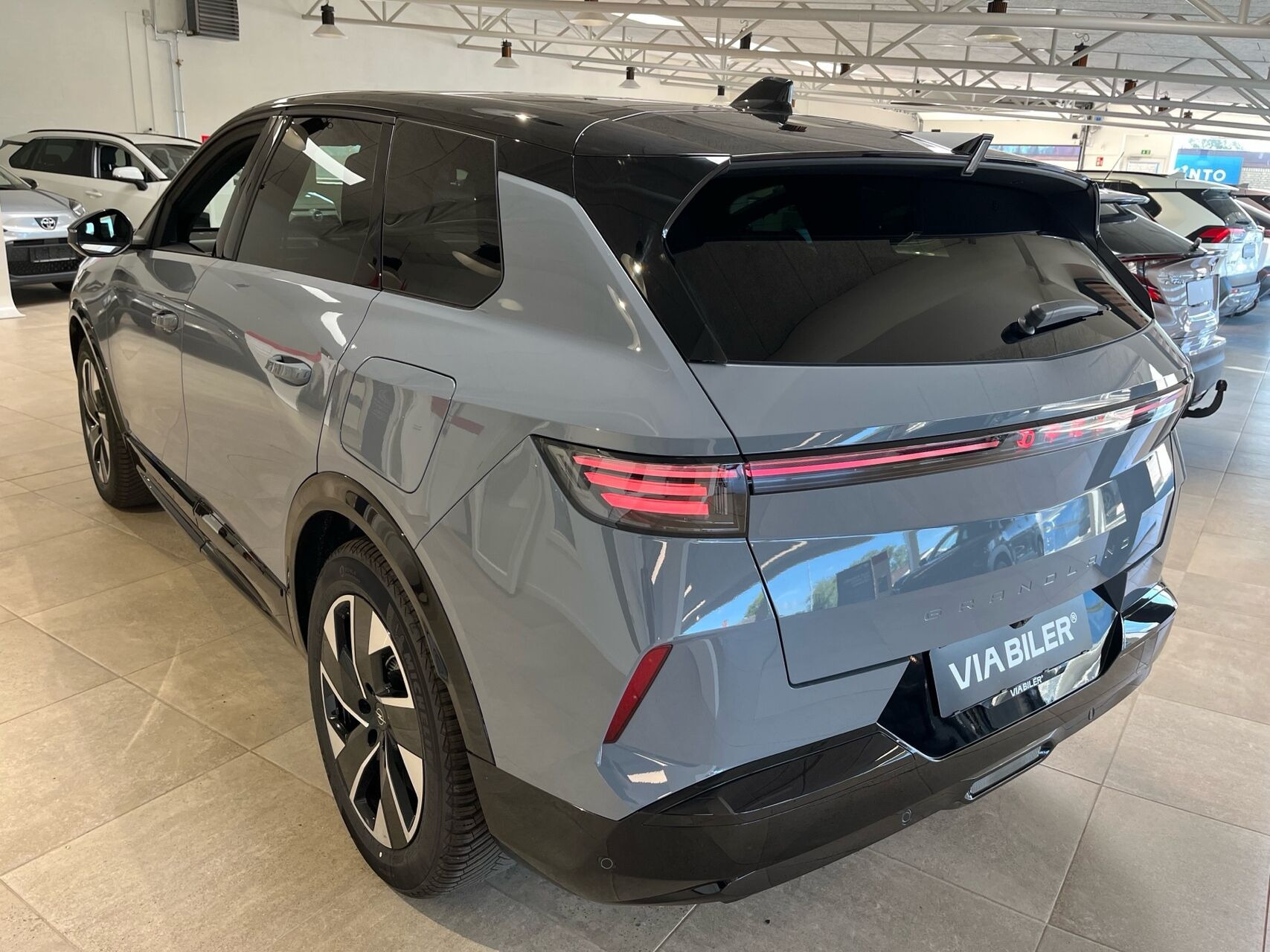 Grå Opel Grandland fra 2026