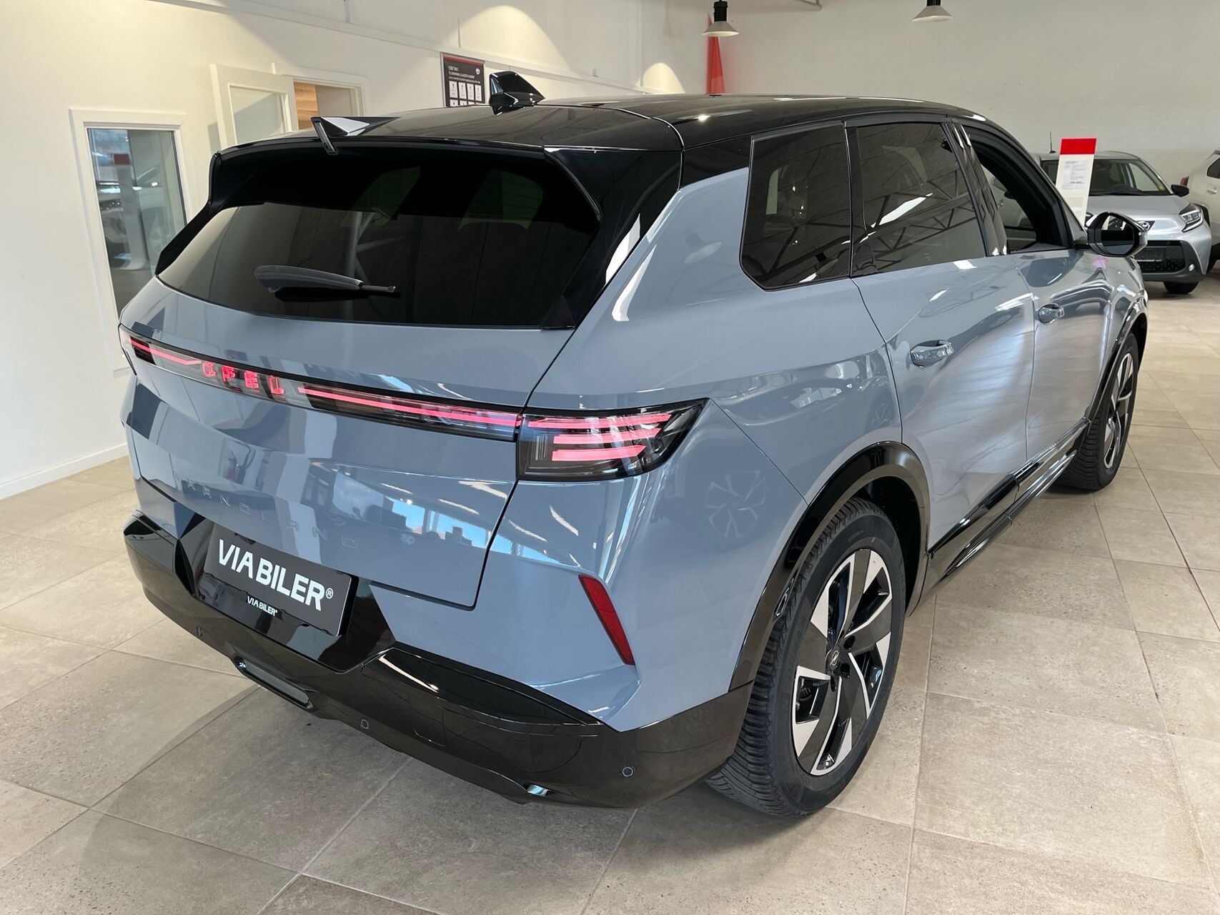 Grå Opel Grandland fra 2026