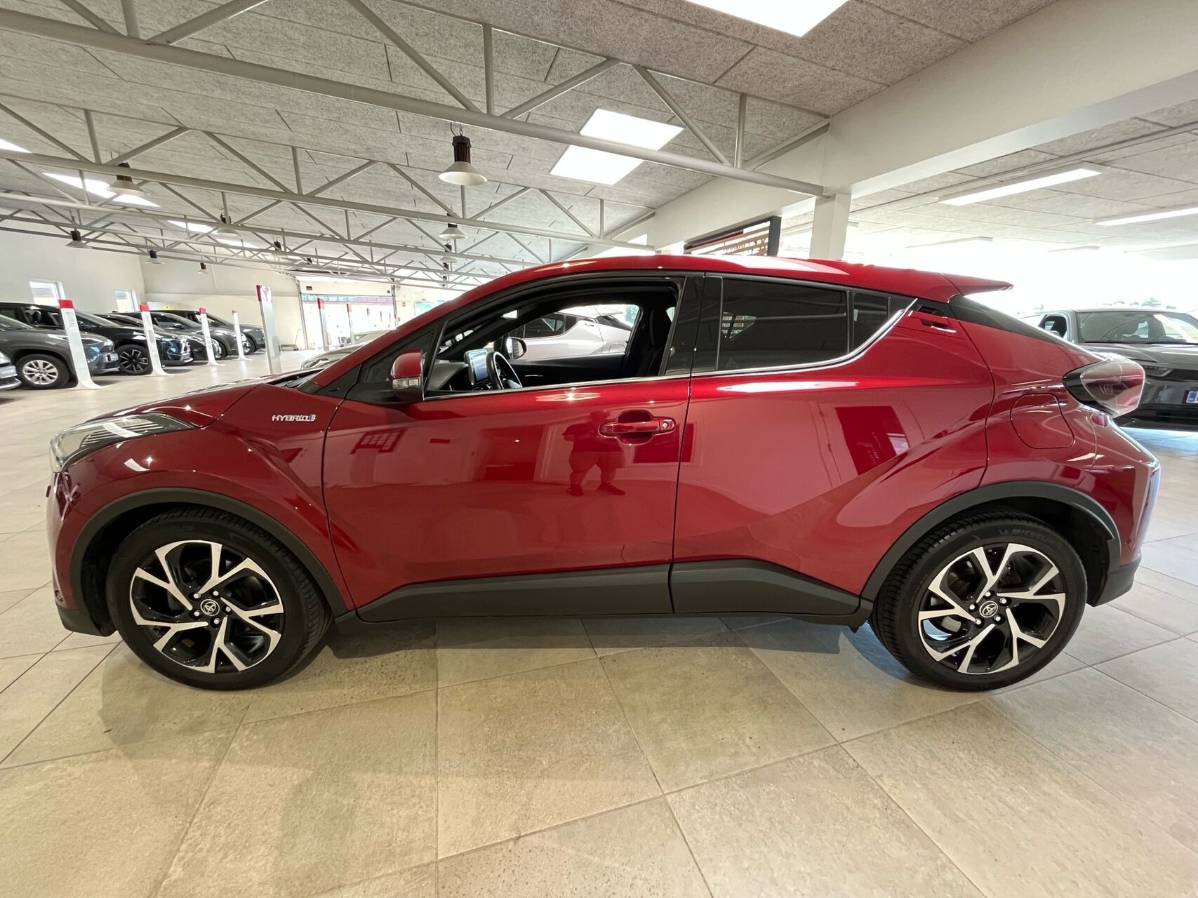 Rød Toyota C-HR fra 2019