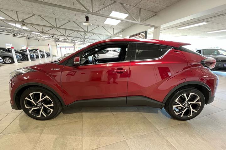 Rød Toyota C-HR fra 2019