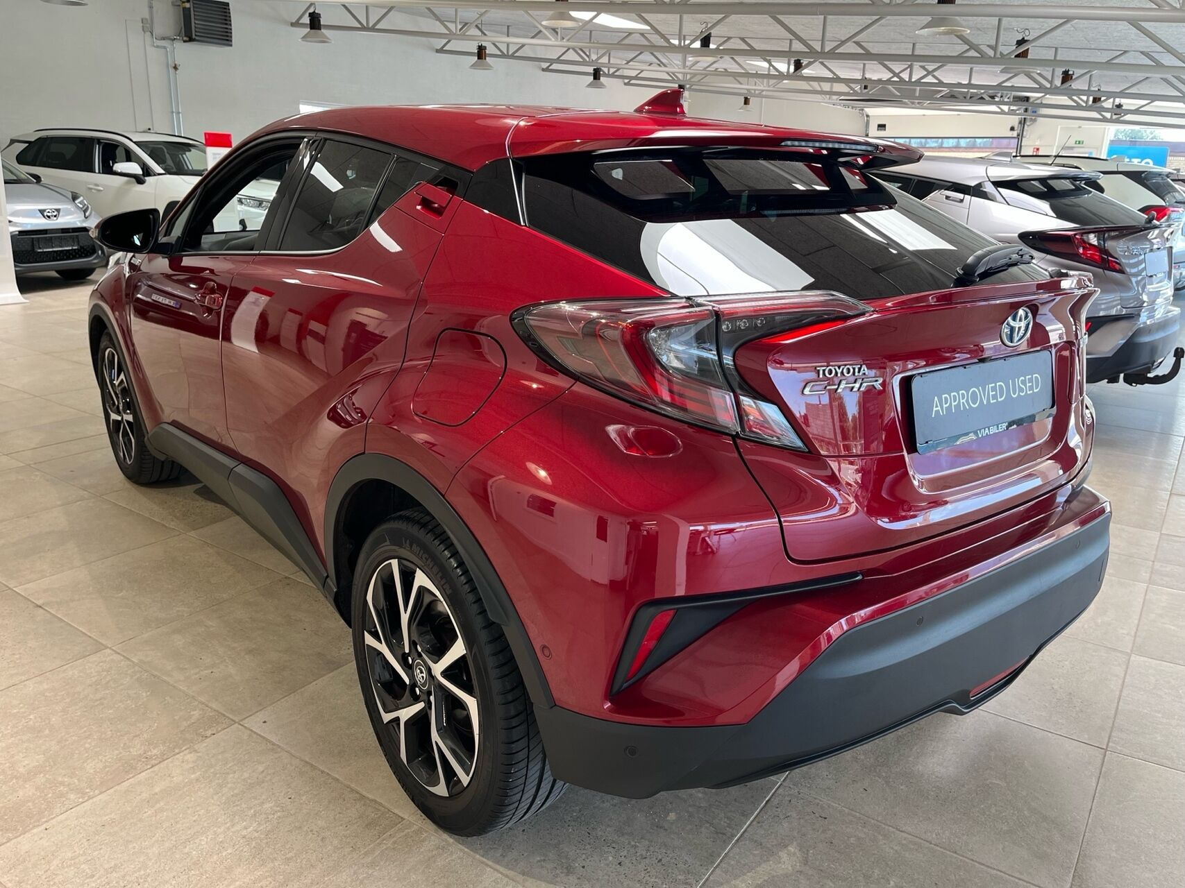 Rød Toyota C-HR fra 2019