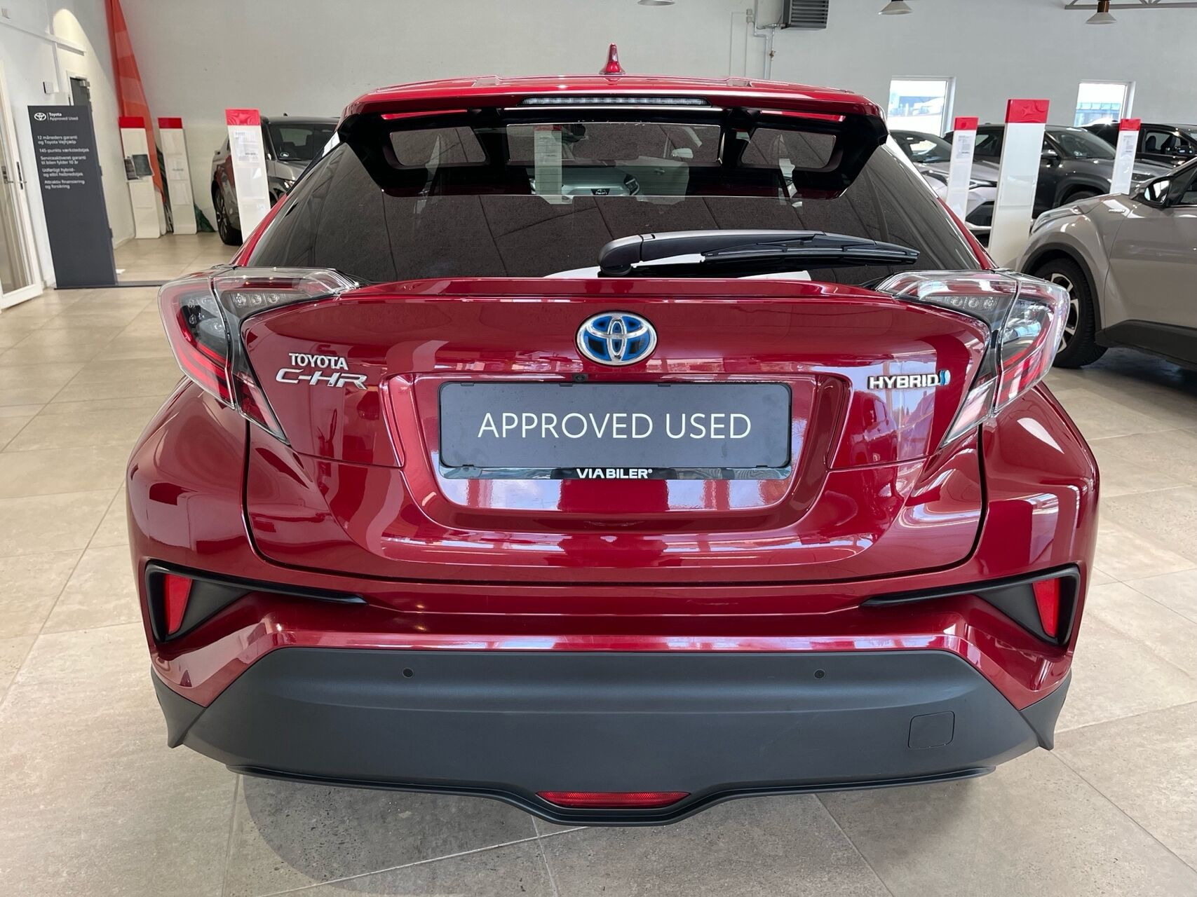 Rød Toyota C-HR fra 2019