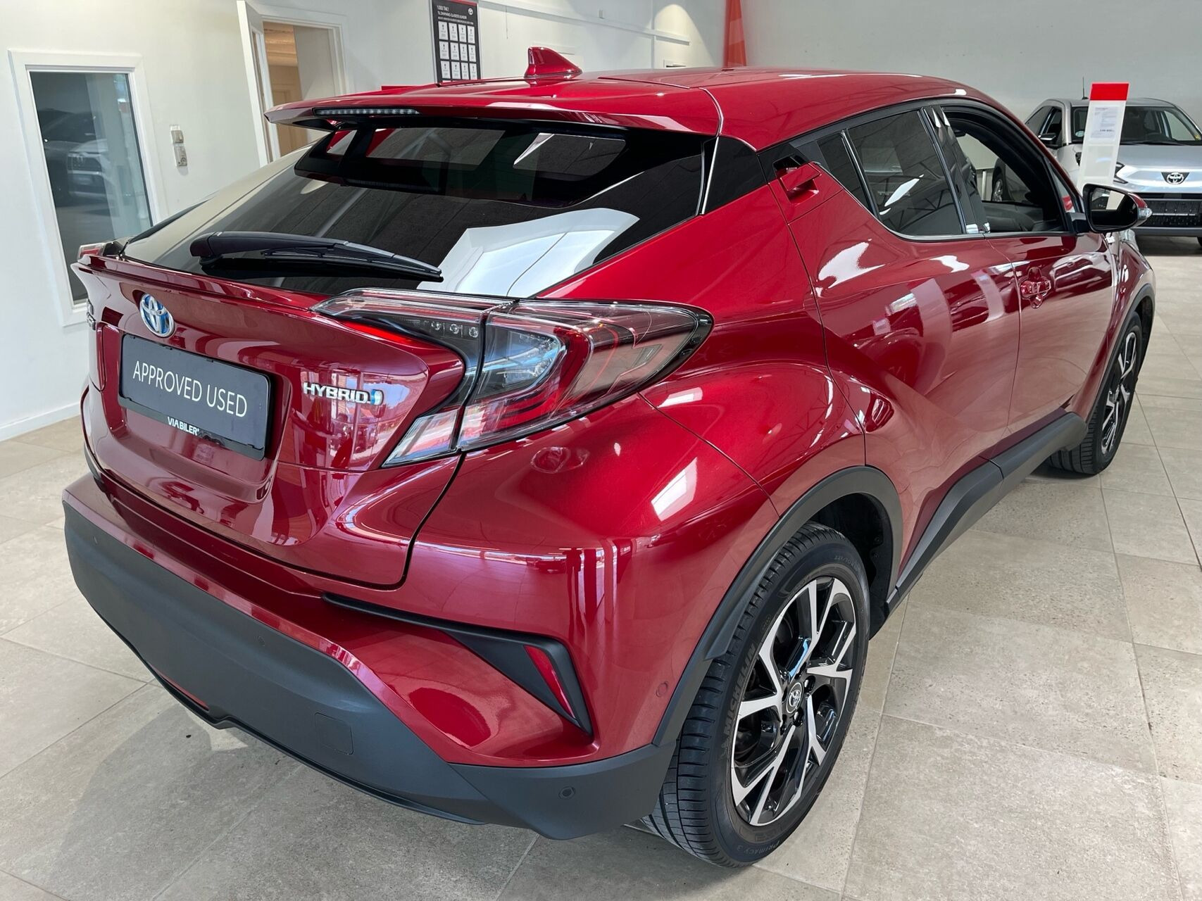 Rød Toyota C-HR fra 2019