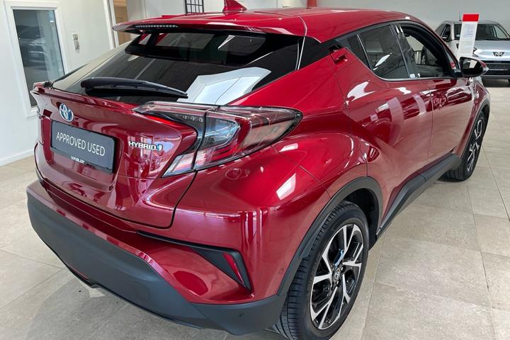 Rød Toyota C-HR fra 2019