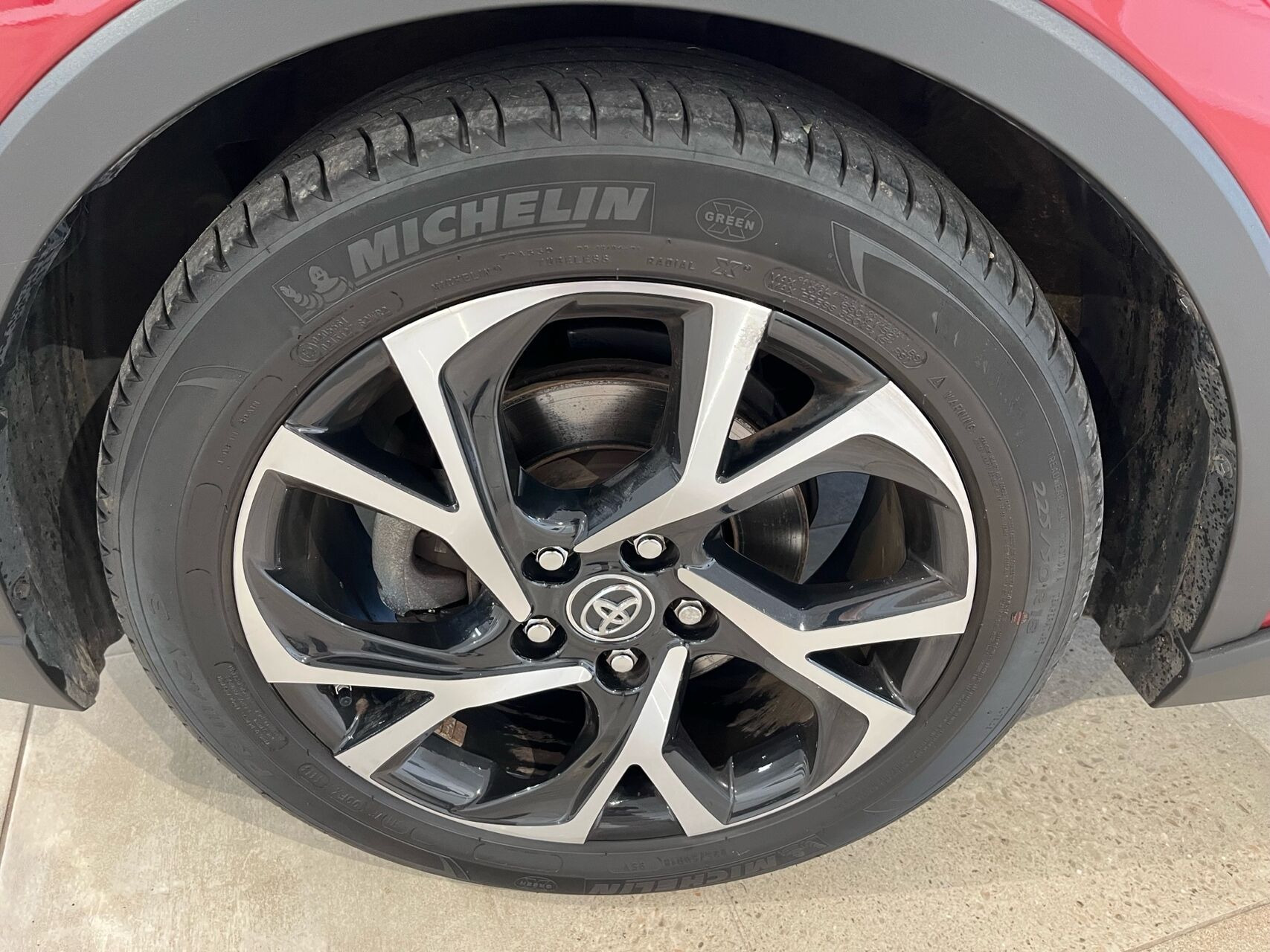 Rød Toyota C-HR fra 2019