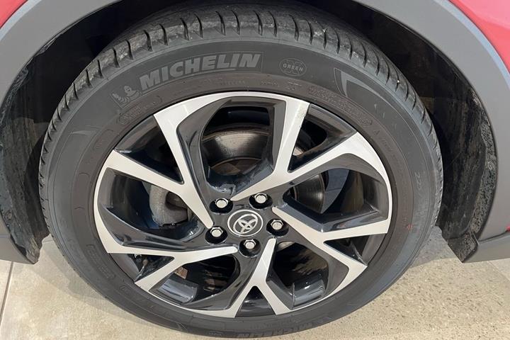 Rød Toyota C-HR fra 2019