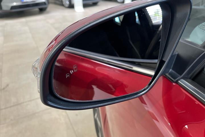 Rød Toyota C-HR fra 2019