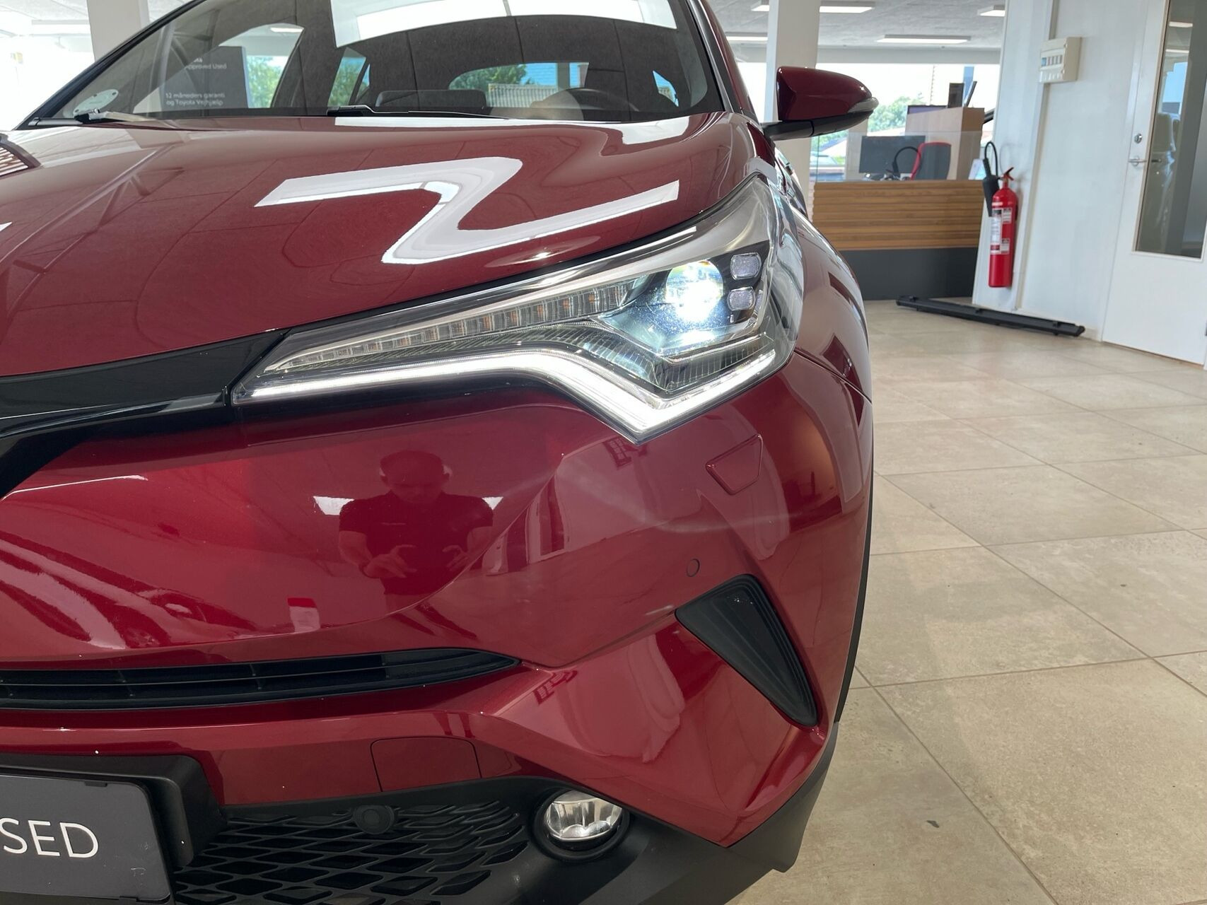 Rød Toyota C-HR fra 2019