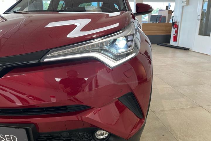 Rød Toyota C-HR fra 2019