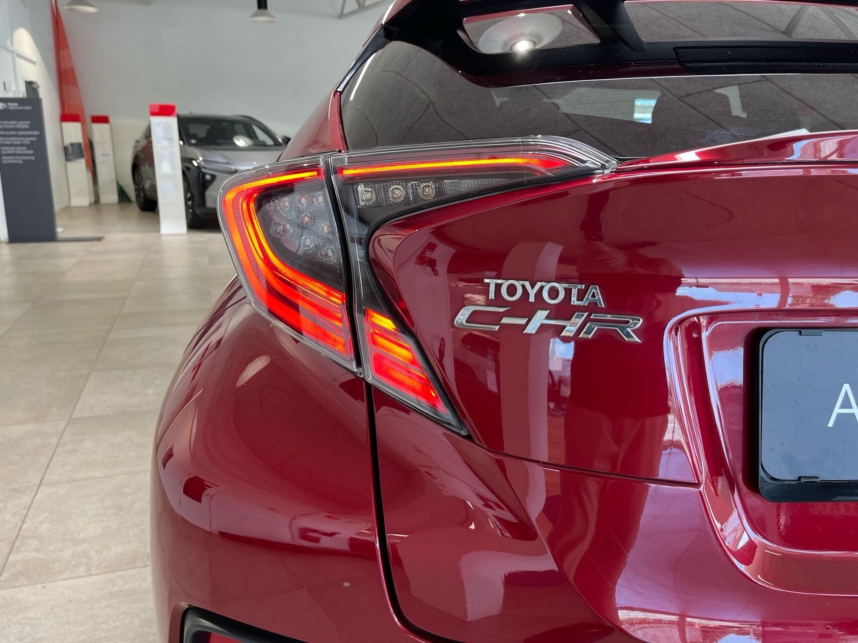 Rød Toyota C-HR fra 2019
