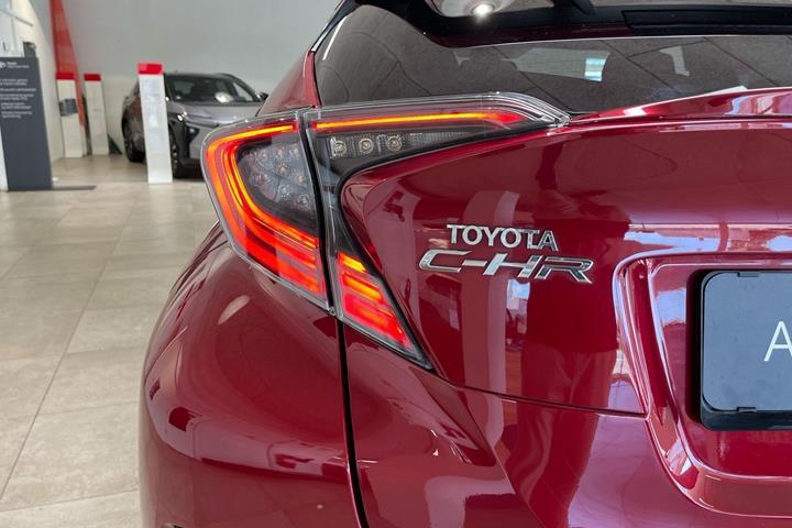 Rød Toyota C-HR fra 2019