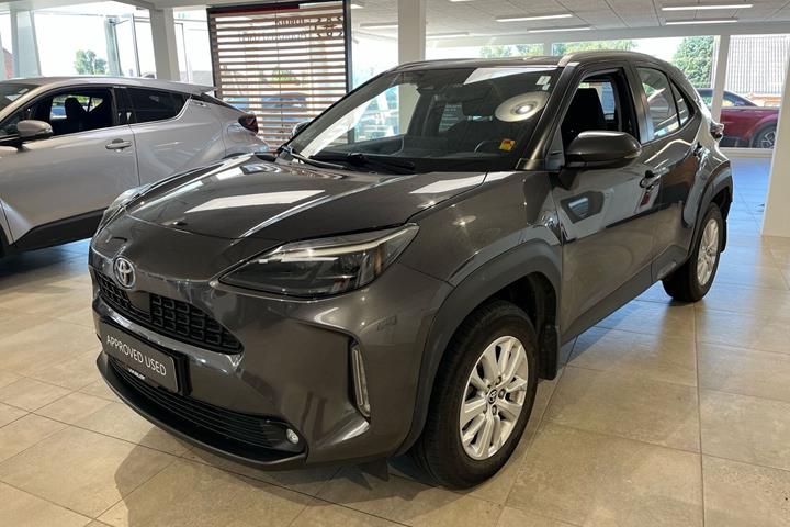 Grå Toyota Yaris Cross fra 2022 set udefra