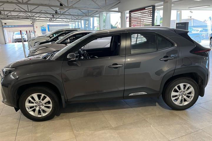 Grå Toyota Yaris Cross fra 2022