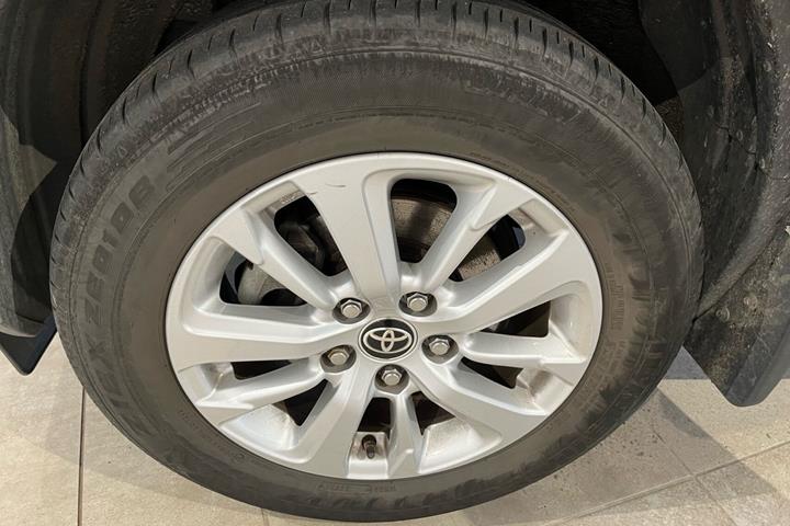 Grå Toyota Yaris Cross fra 2022